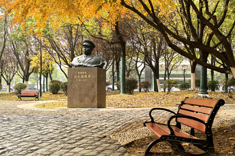 首任校长刘先胜将军像